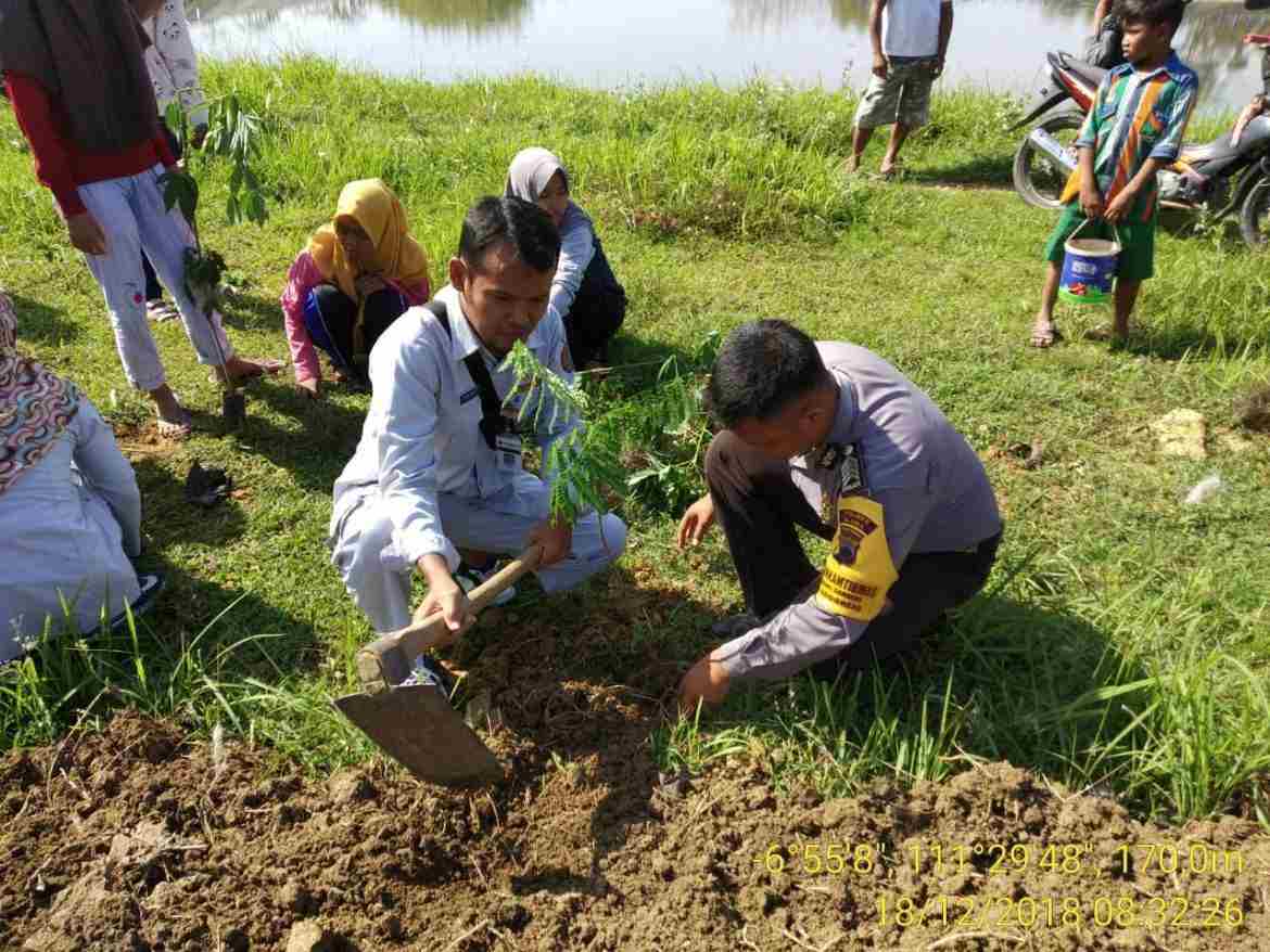 Polsek Bogorejo Dampingi Kegiatan Penghijauan di Goa Landak