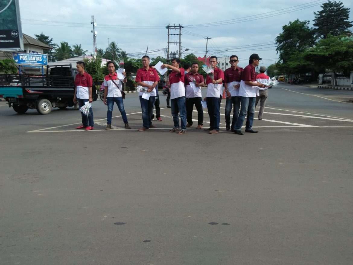 Peringati Hari Ibu Ke 90, DPC-PWRI Lampura Bagikan Bunga di Bundaran Tugu Payanmas