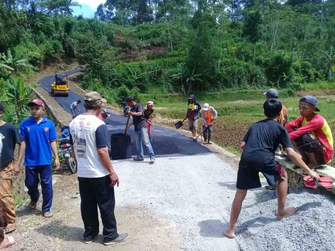 Pemdes Ciambar Realisasikan Dana Desa Tahap III Ke Pembangunan Hotmix Jalan