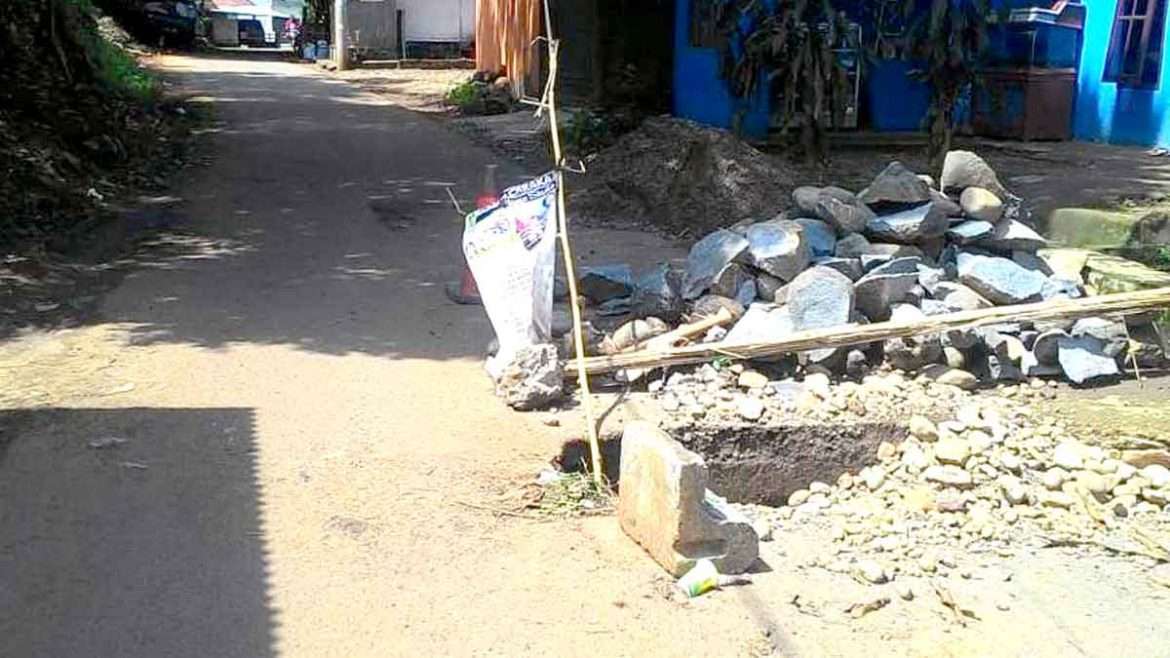 Jalan Berlobang Jadi Ancaman, Warga Pasir Jambu Keluhkan Lambatnya Respon Pemkab Bogor 