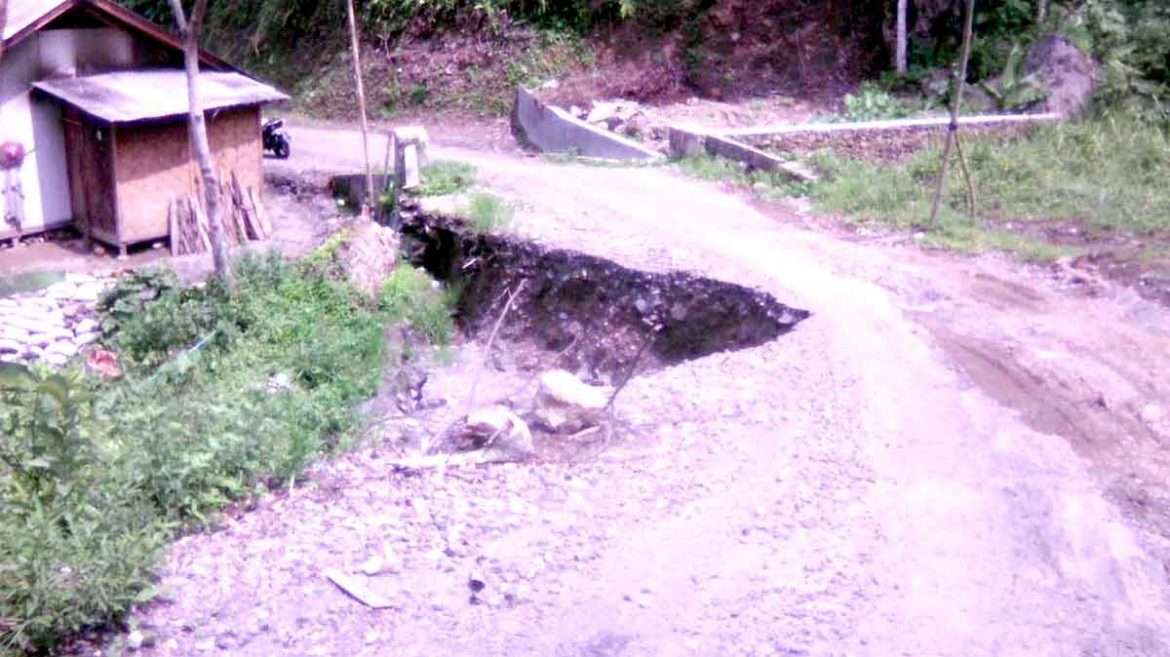 Jalan Penghubung Dua Desa Nyaris Putus