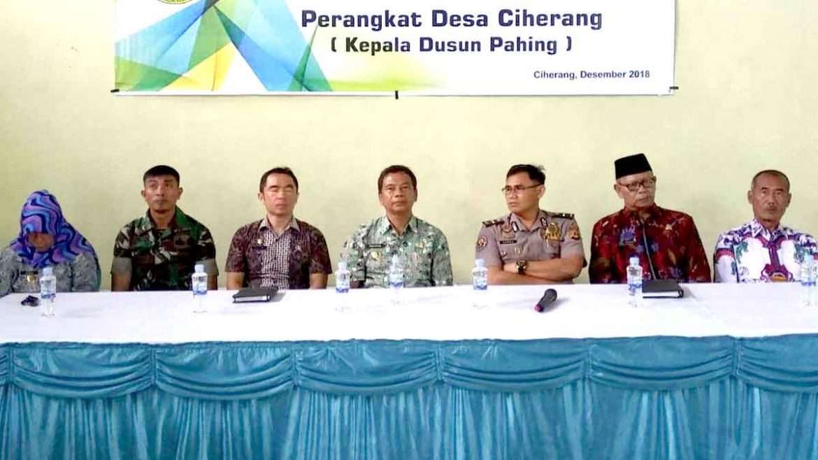 Kades Ciherang Lantik Kadus Pahing