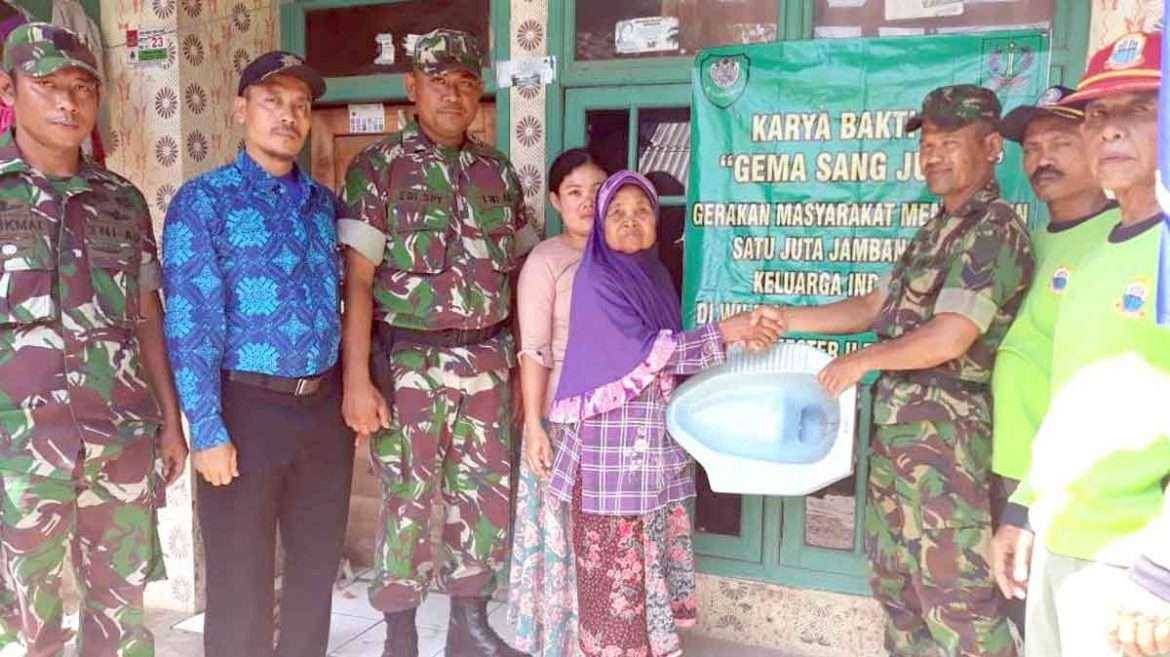 Melalui Program Gema Sang Juara Koramil 0315 Cilograng Salurkan Bantuan Kloset untuk Warga