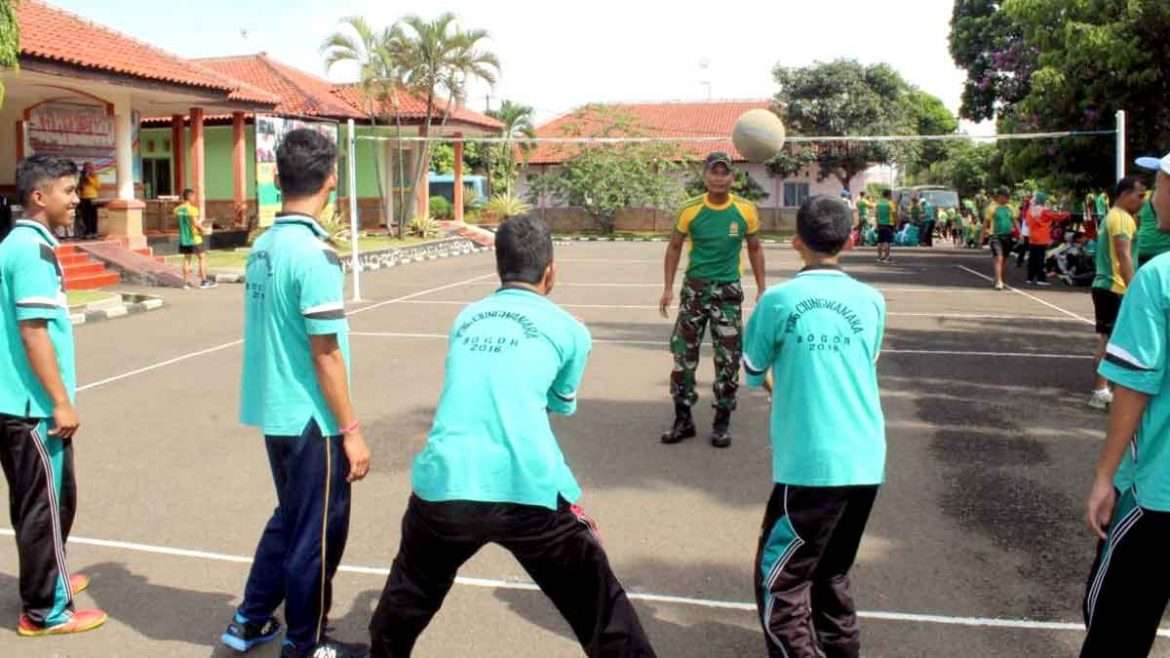 Peduli Kaum Disabilitas, Anggota Denpom Divif 1 Kostrad Berikan Pelatihan Bola Voli