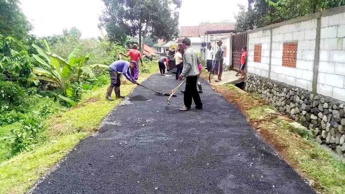 Pemdes Sukajadi Aspal Jalan Desa
