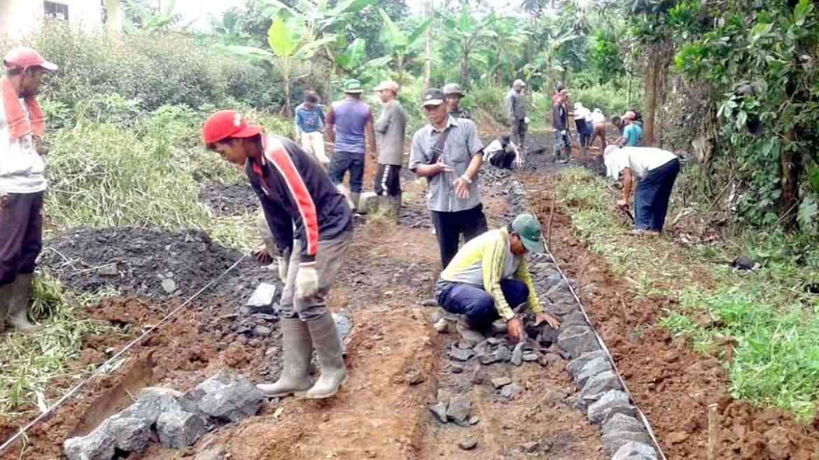 Pemdes Sukarame Mulai Perbaiki Jalan Yang Tak Tersentuh Selama 20 Tahun