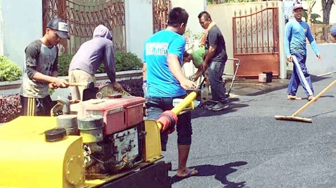 Perbaiki Jalan Rusak Warga Desa Kadugede Kerja Bakti Bangun Jaling