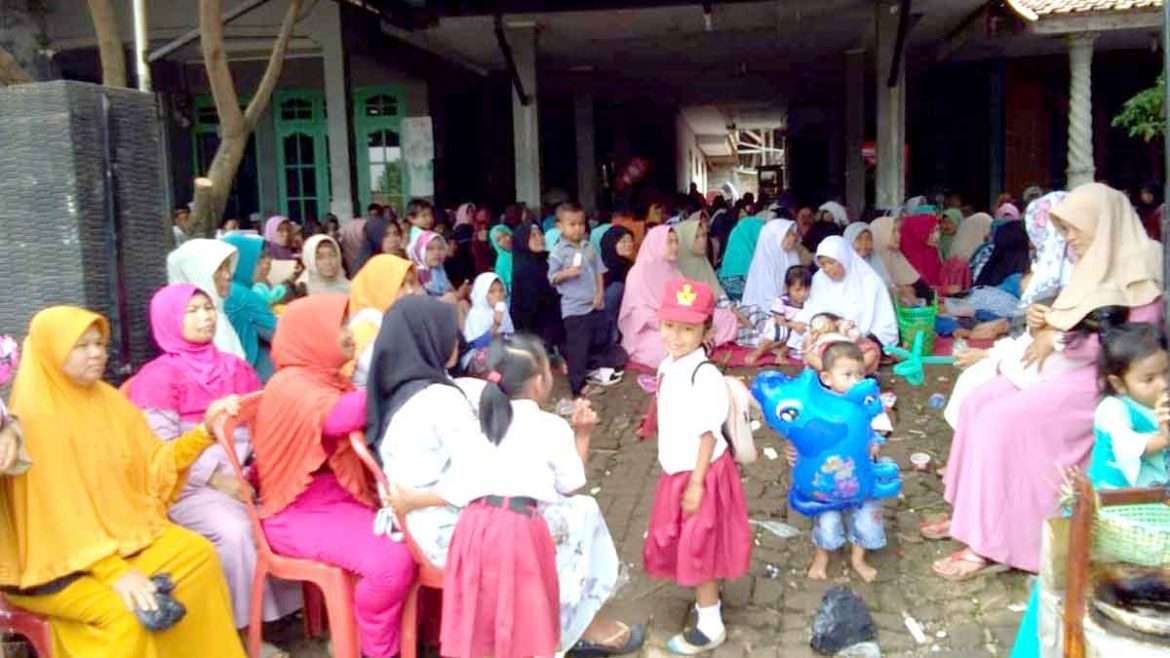 Peringati Maulid Nabi, Kediaman Kades Selawangi Disesaki Kaum Ibu