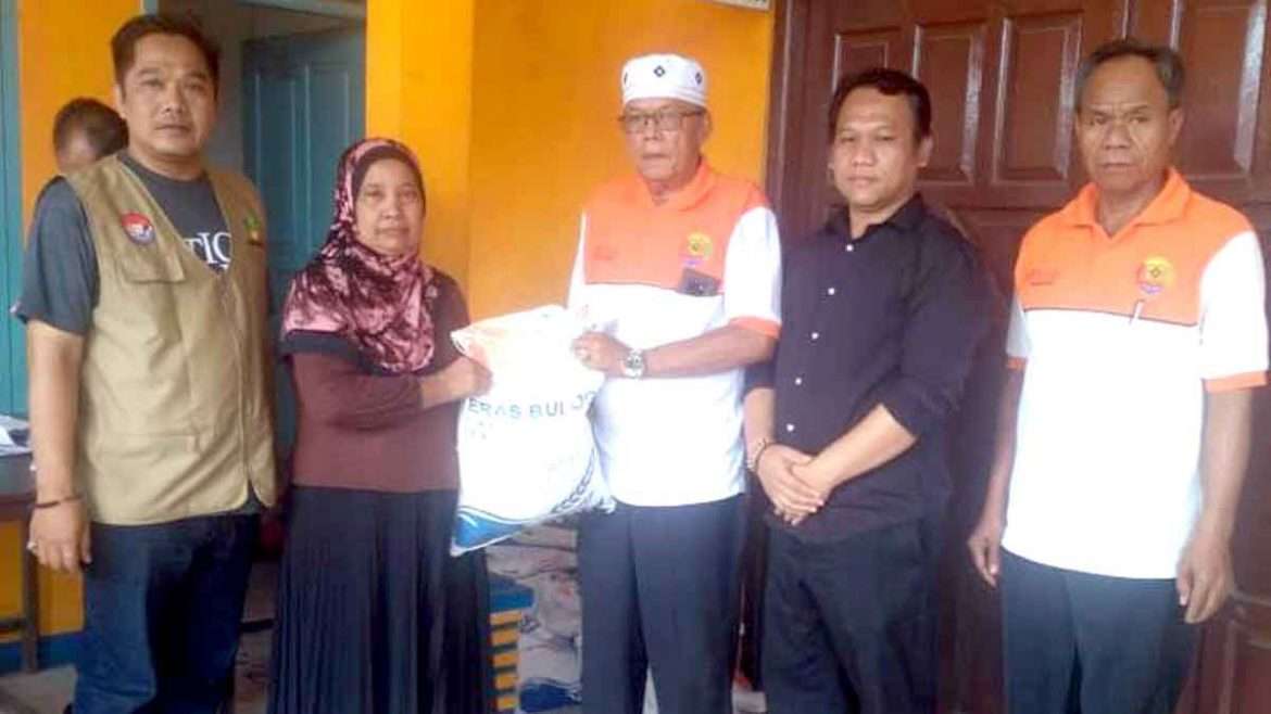 TKSK Gunung Putri Salurkan Rastra kepada KPM Asal Desa Ciangsana