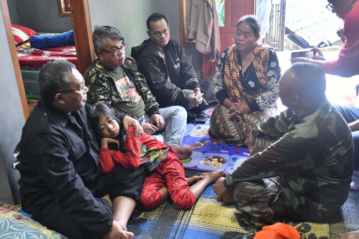 Dibalik Bencana Longsor Kampung Cimapag, Cindy Putri Terima Bantuan Bupati