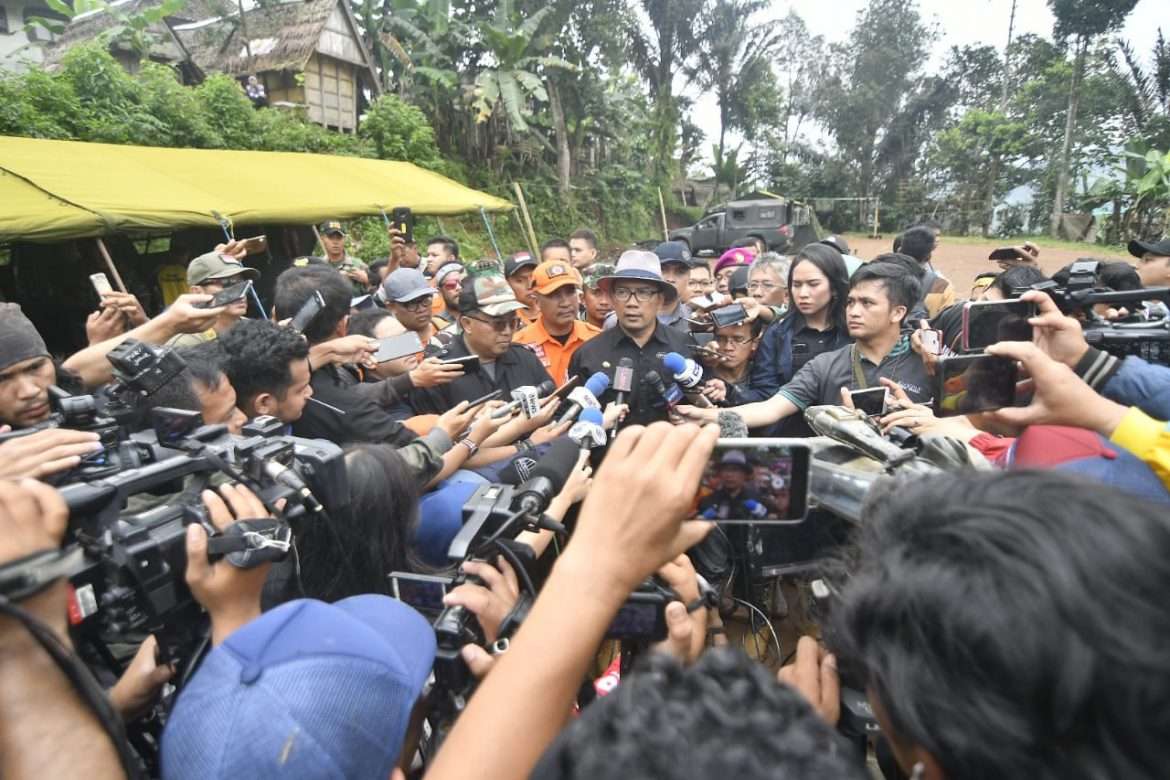 Gubernur Jabar Bersama Bupati Tinjau Lokasi Longsor