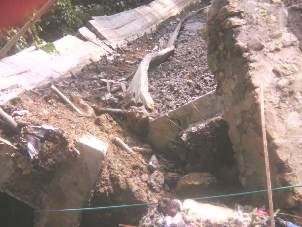 Diduga Asal-asalan, Drainase Jalan Raya Cibareno Ambruk