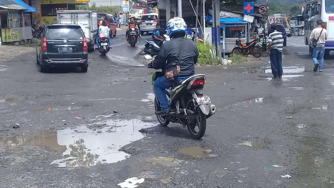 Warga Sudawenang Keluhkan Jalan Berlubang