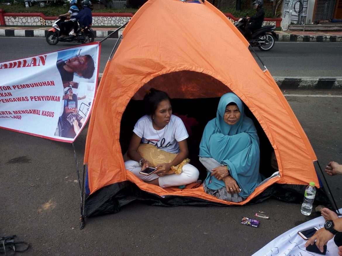 Ibunda Almarhum Yogi Andika Tidur di Tenda Demi Mencari Keadilan Anaknya