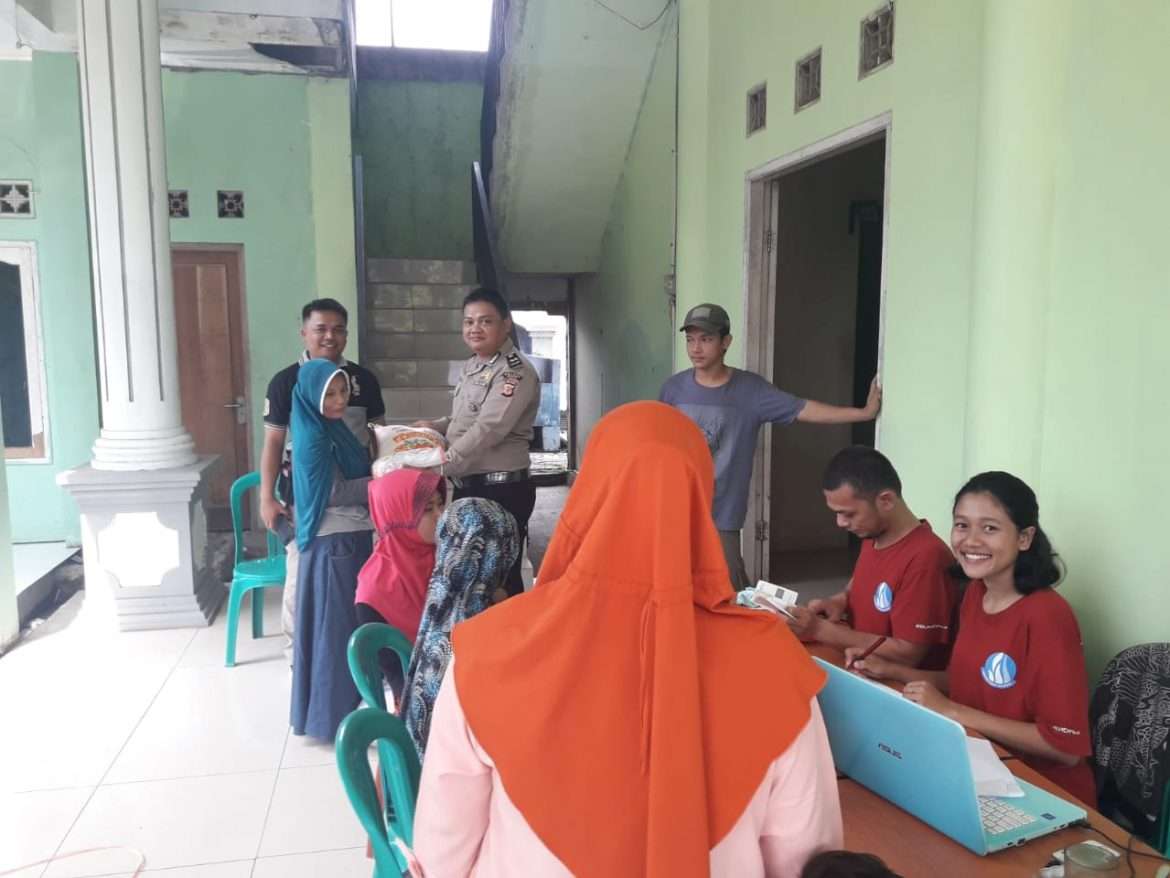 Warga Desa Nambo Menerima Bantuan Pangan Non Tunai