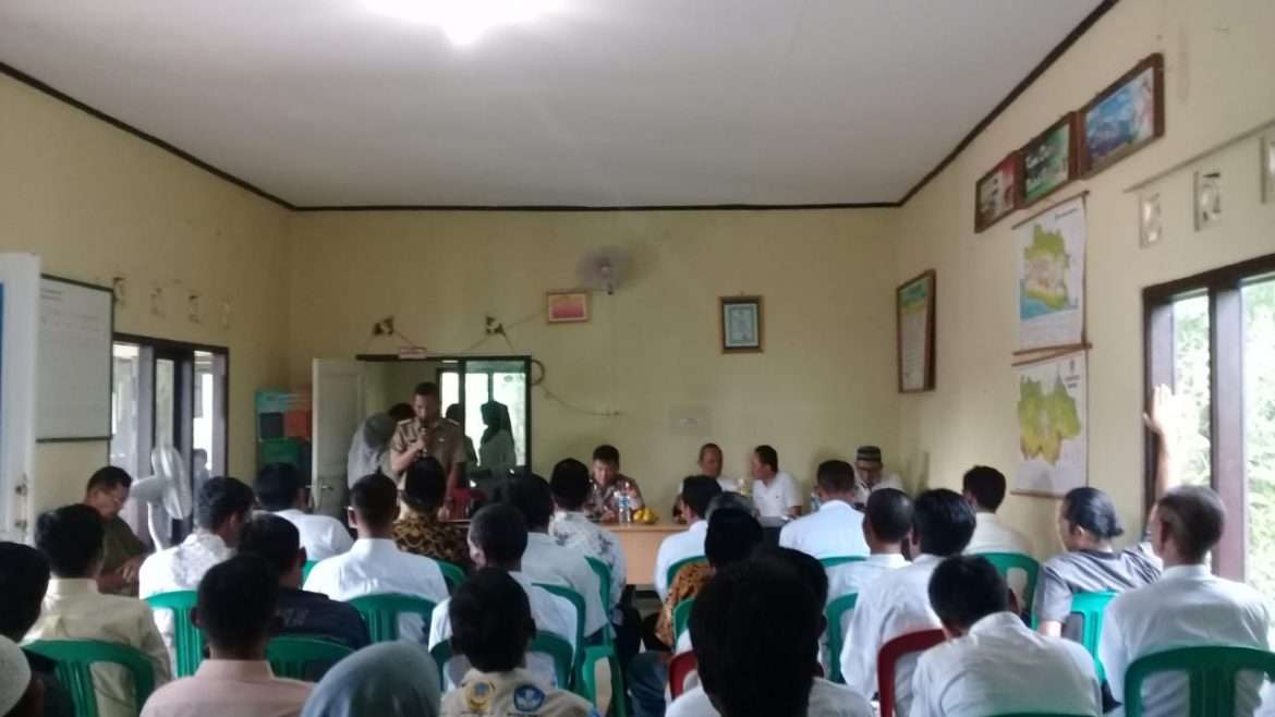 Pengurus RT/RW Dilantik Pemdes Gunung Mulya