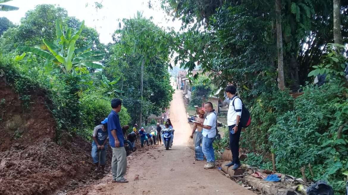 Pemdes Cijujung Buat Drainase