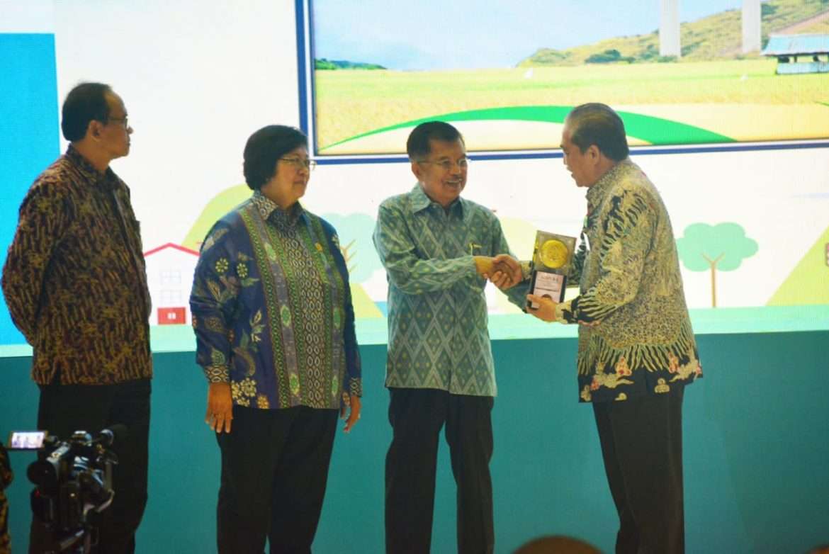 Dollah Mando Terima Trofi Adipira Dari WAPRES RI