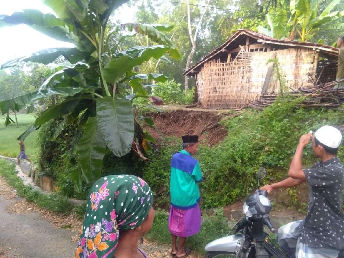 Hujan Deras Akibatkan Tanah Longsor