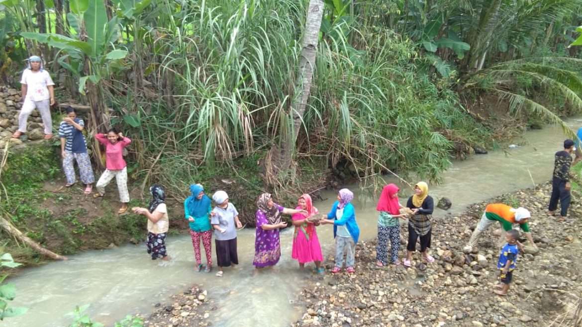 The Power Of Emak-Emak Turut Andil Pembangunan Infrastruktur di Desa Cibadak