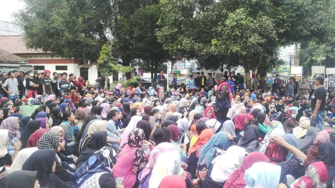 Kesal, Ratusan Buruh PT. Sentosa Grudug Kantor Kecamatan Cicurug
