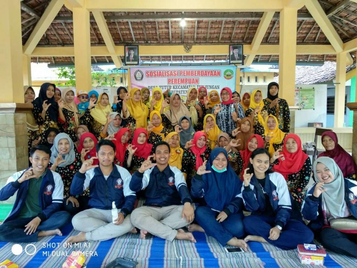 Tim KKN UNDIP Latih Ibu-Ibu Buat Pestisida dari Bumbu Dapur