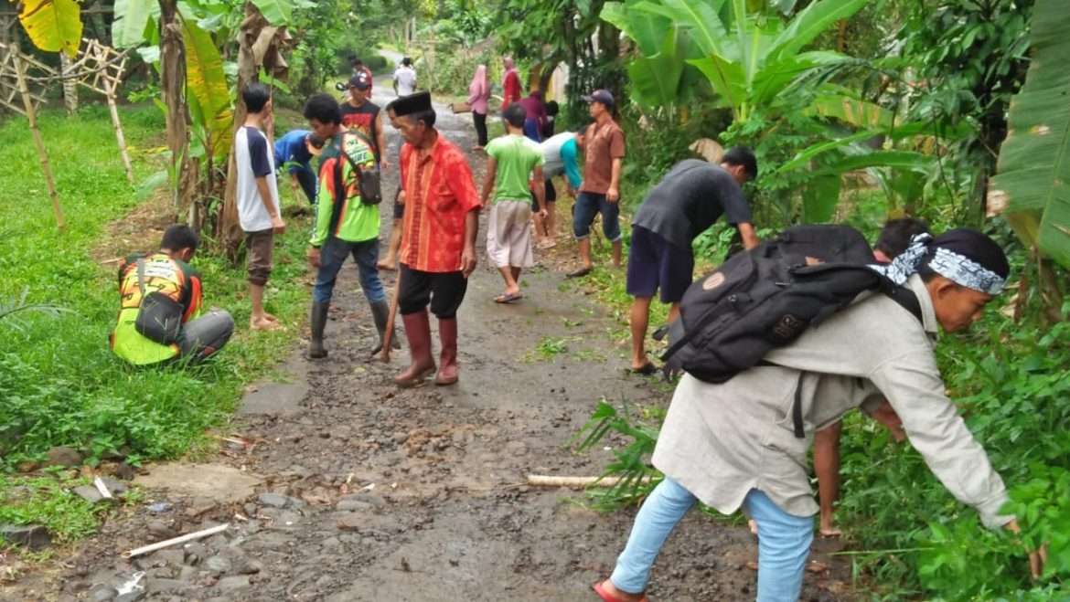 Jalan Tak Kunjung Diperbaiki Pecang dan Warga Ciganas Masi Lakukan Aksi Bersih-bersih