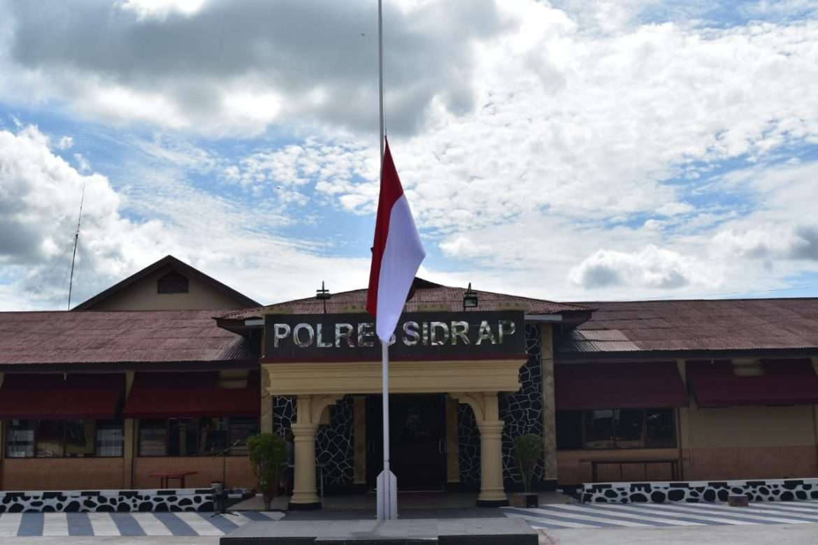 Mantan Kapolri Meninggal, Polres Sidrap Kibarkan Bendera Setengah Tiang