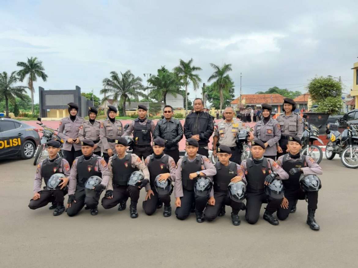 Tingkatkan Rasa Kemanusiaan, Karo Ops Polda Banten Bagikan Sembako