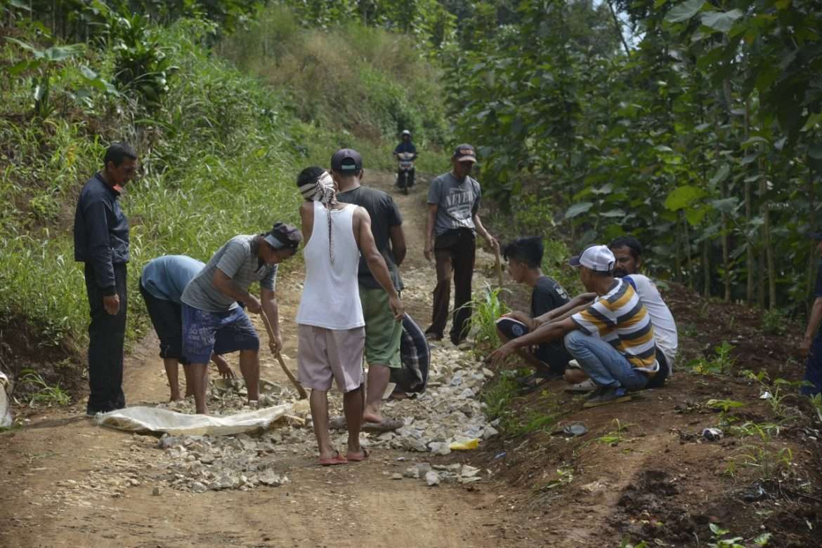 Kompak, Warga Sinagarkolot Perbaiki Penghubung Jalan Dua Desa