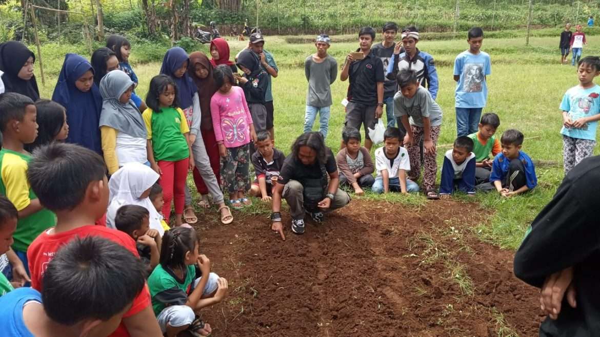 PT. PMA Berikan Pemahaman Budidaya Bunga Matahari Kepada Anak Usia Dini