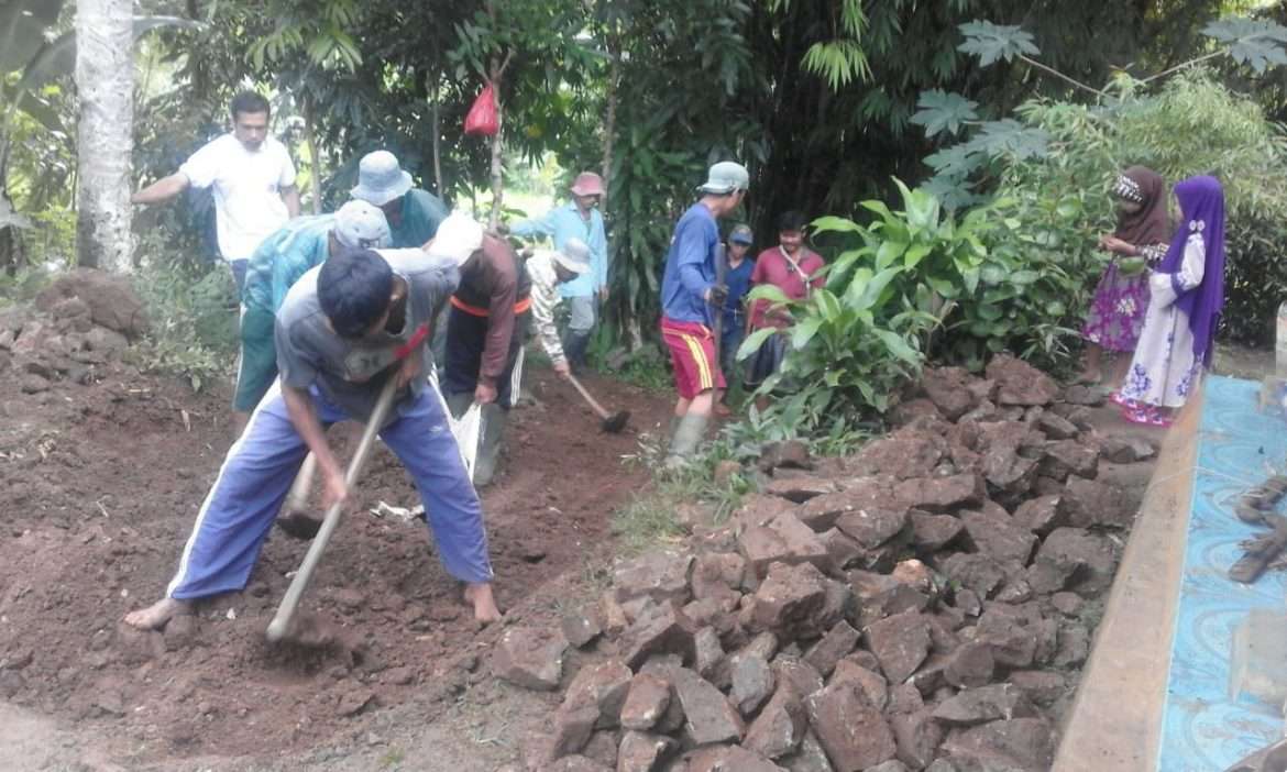 Warga Kapung Cibojong Gelar Pengerasan Jalan Dengan Cara Bergotong Royong