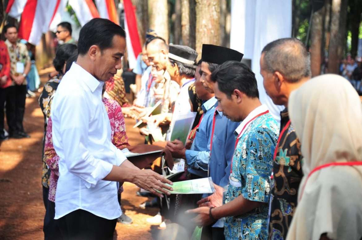 Presiden Serahkan Putusan 42 SK Hutan Sosial Untuk 8.941 KK di Cianjur