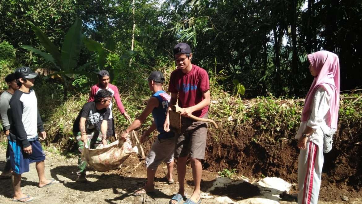 Jalan Ciganas Masih Rusak Komunitas Pecang Bersama Warga Masih Lakukan Aksi Bersih-bersih