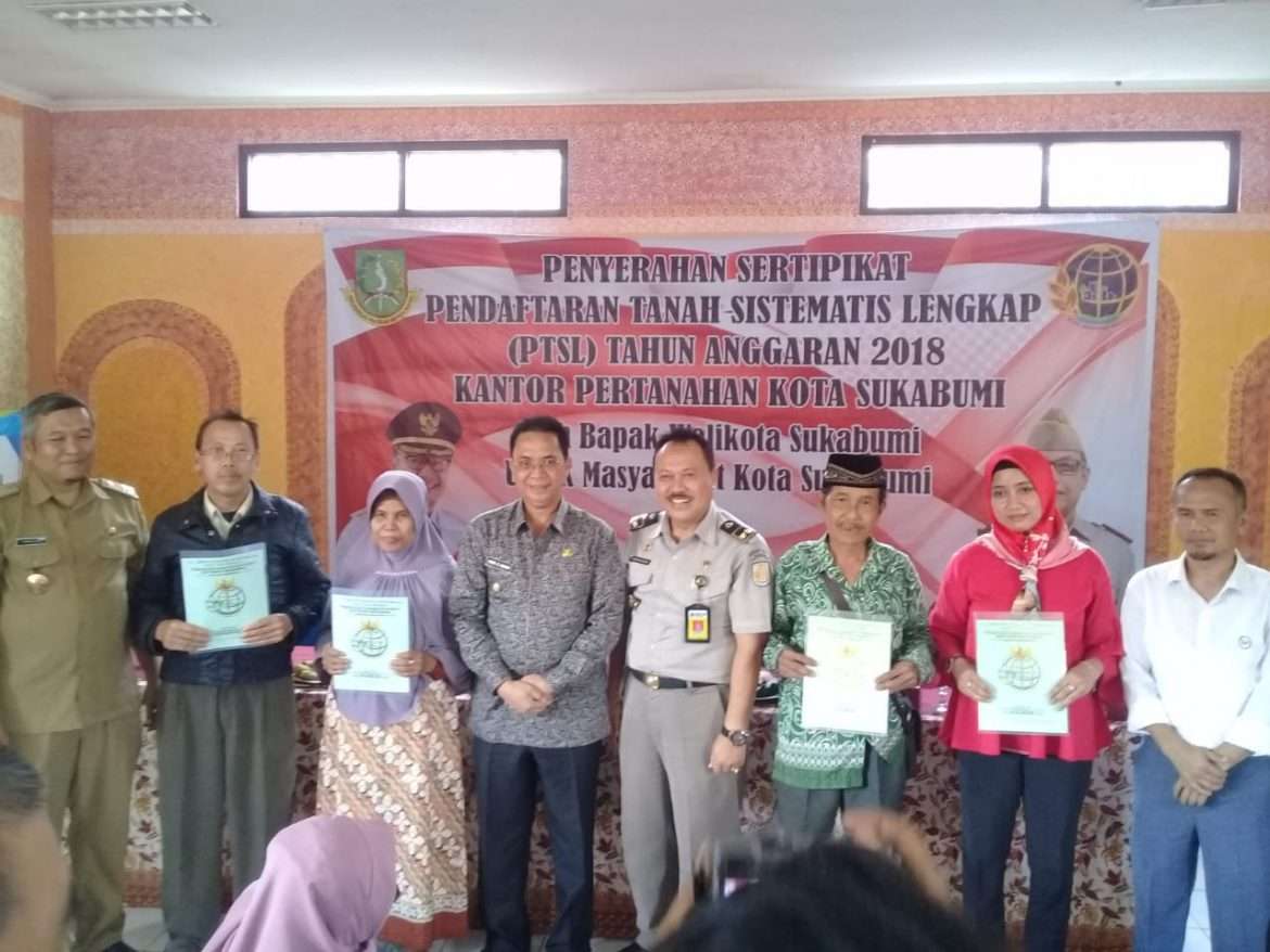 Ratusan Warga Kelurahan Lembursitu Terima Sertifikat Gratis