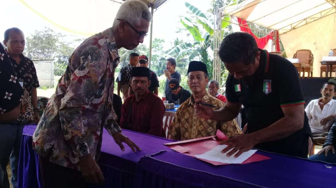 Warga Tegalwaru Berbondong-Bondong Ke TPS Untuk Memberikan Hak Pilih