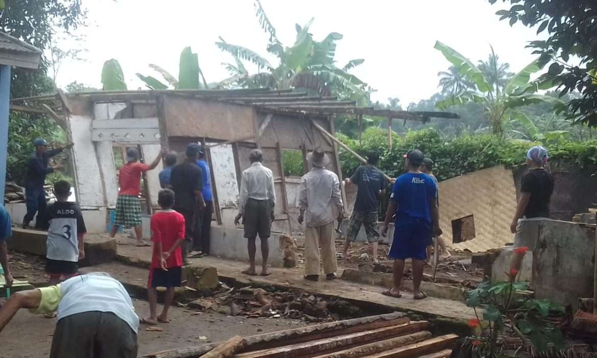 Rumah Mak Jua Rubuh, Rombak Warga Sinagarkolot Berempati Perbaiki