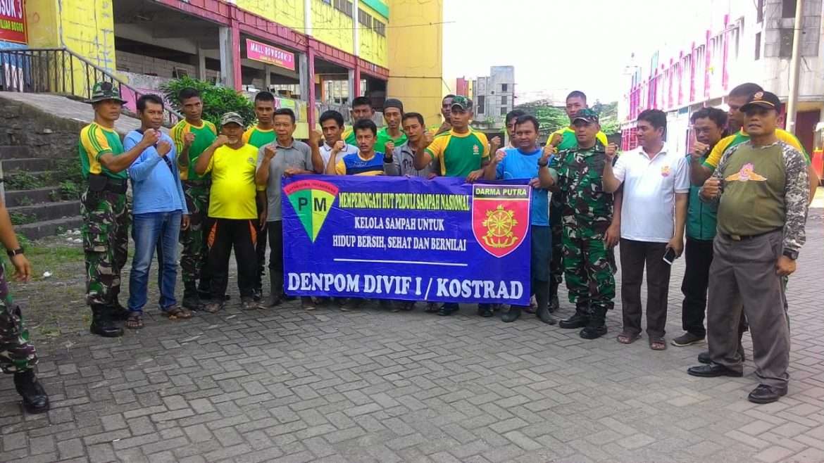 Bersihkan Lingkungan Pasar Ciluar Denpom Divif 1/Kostrad Gandeng Warga