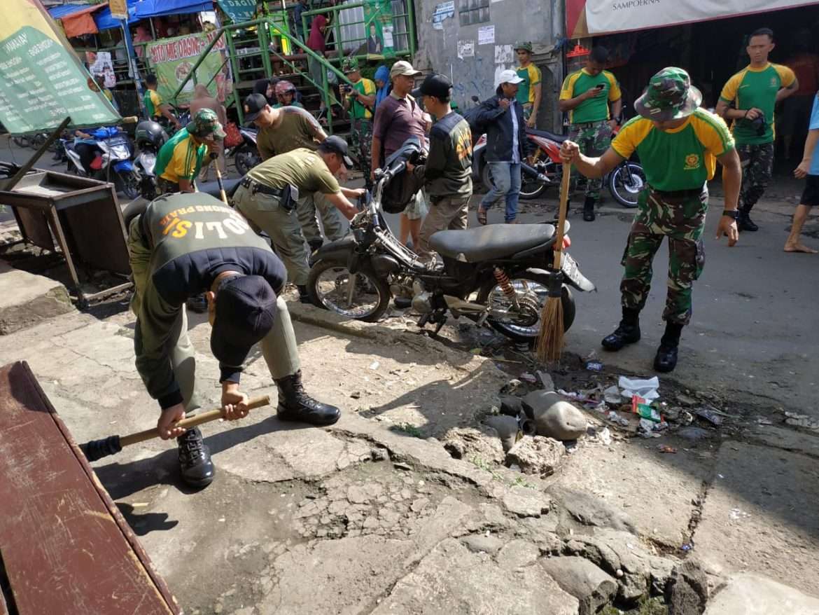 Peringati Hari Peduli Sampah Nasional Yon Armed 10 Roket Bersihkan Pasar