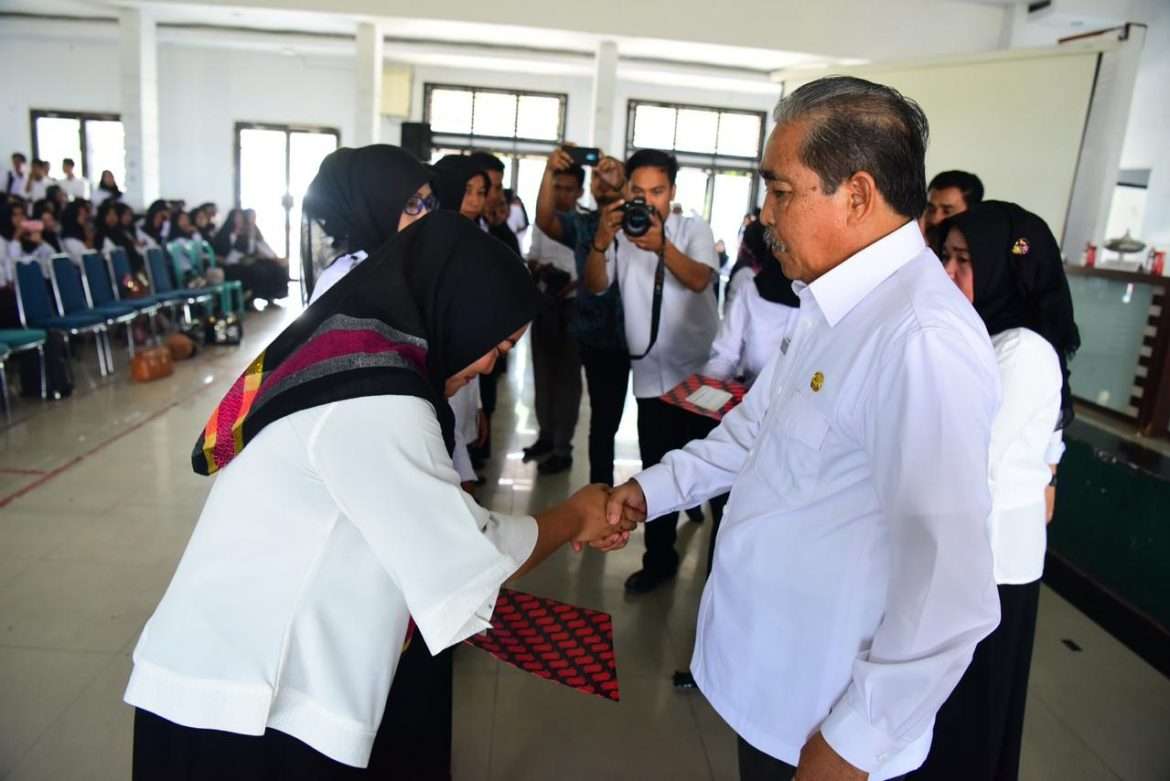 Bupati Serahkan SK Dan BPJS Guru Honorer Lingkup Pemkab Sidrap