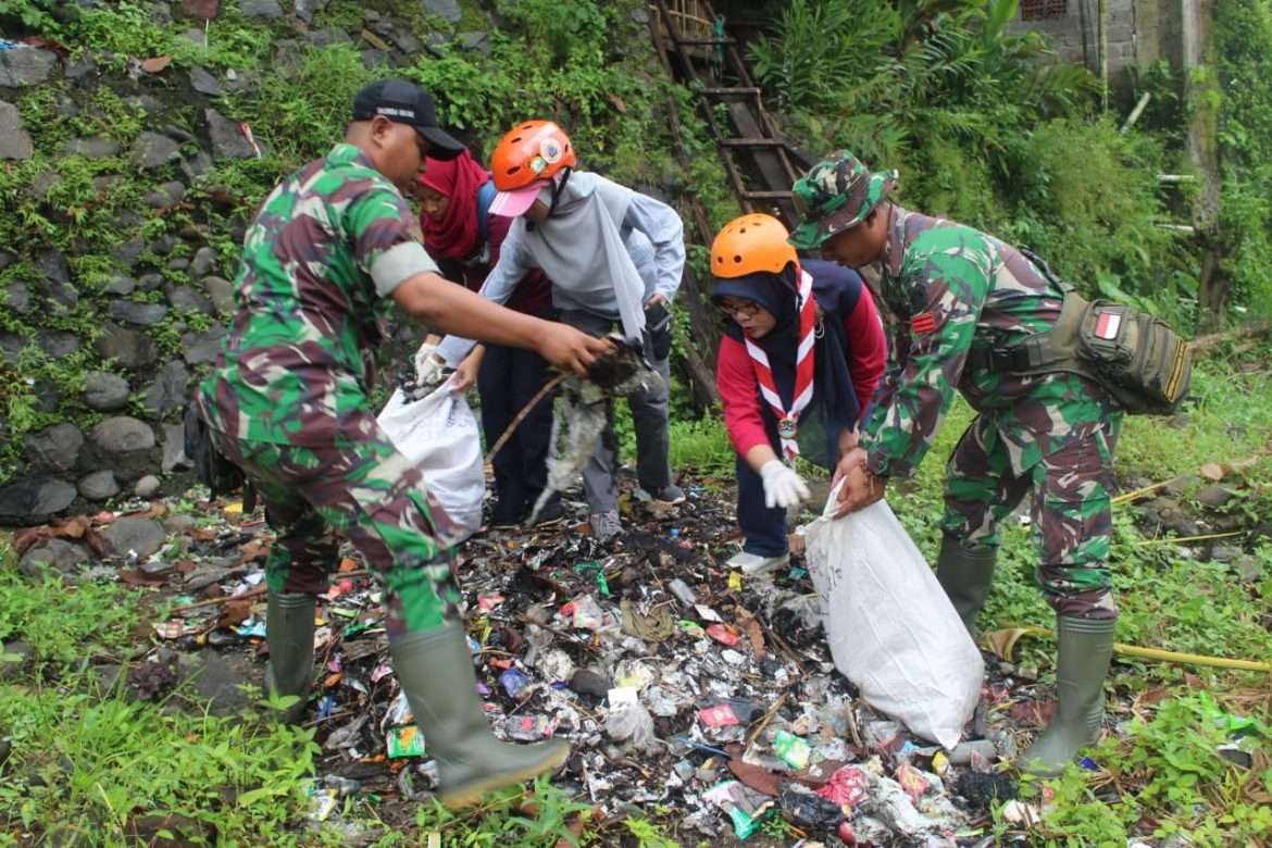 Prajurit Yonif 315/Garuda Bersama Pencinta Lingkungan Bersihkan Sampah di Sungai Ciliwung