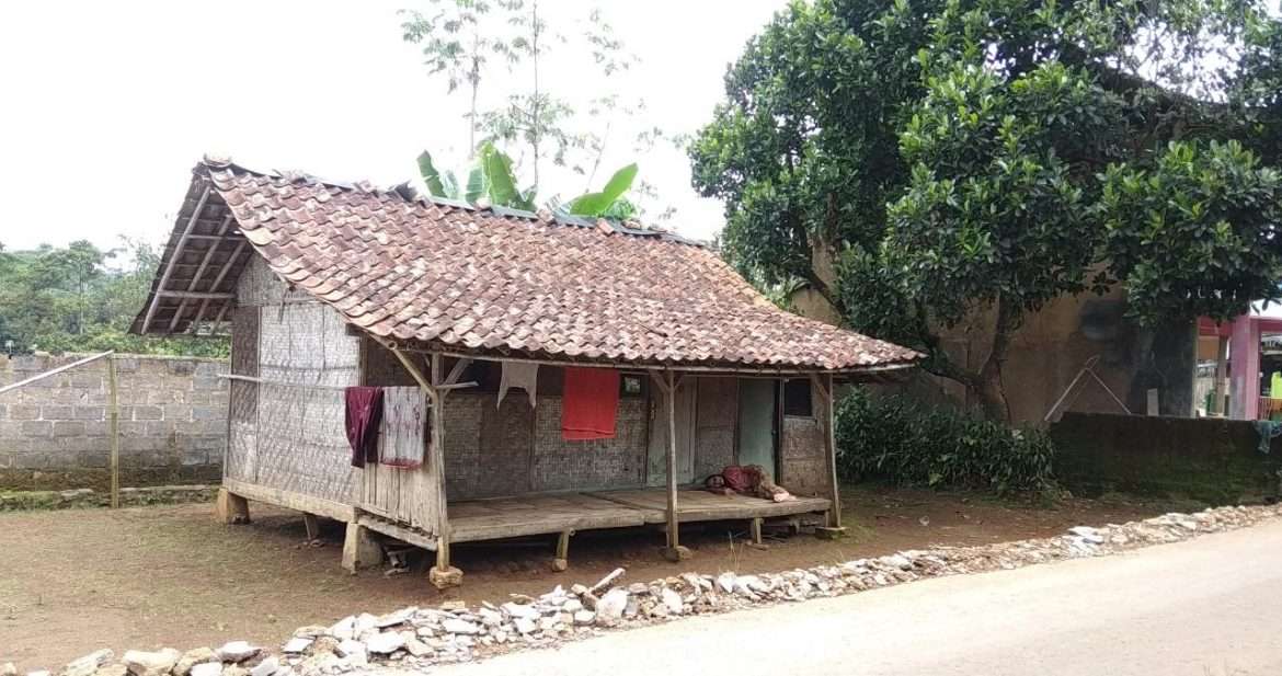 Nenek Tinggal Sebatang Kara di Gubuk Tidak Pernah Adanya Bantuan Dari Pemerintah