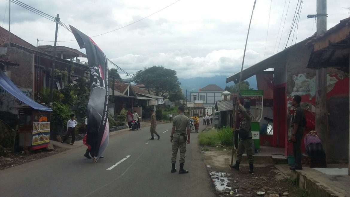 Pol PP Kecamatan Cijeruk Tertibkan Spanduk Produk Ilegal