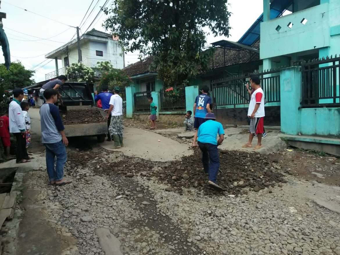 Inisiatif Warga BabakanJaya Tambal Jalan Kabupaten Yang Berlubang