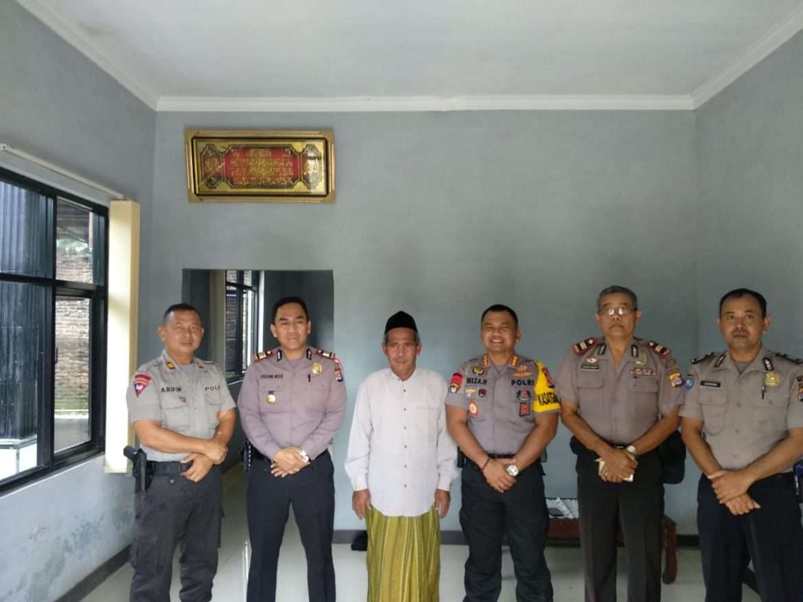 Dansat Brimob Polda Banten Sambangi Pondok Pesantren Rodlatus Sholihin