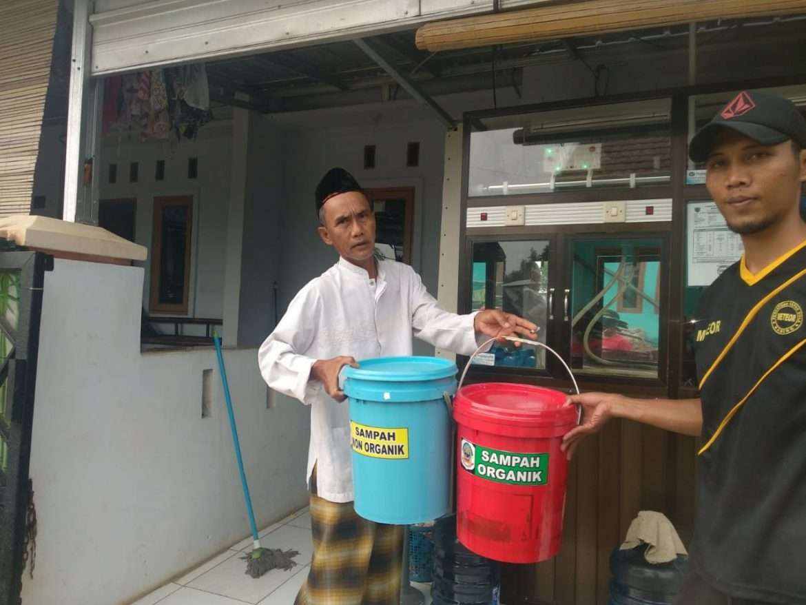 Ciptakan Lingkungan Bersih, KorDes Desa Sukamanah Buatkan Penampungan di Setiap Rumah Warga
