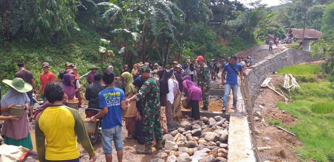Koramil 1117/Singajaya Lakukan Gotong Royong Dengan Masyarakat Saribhakti