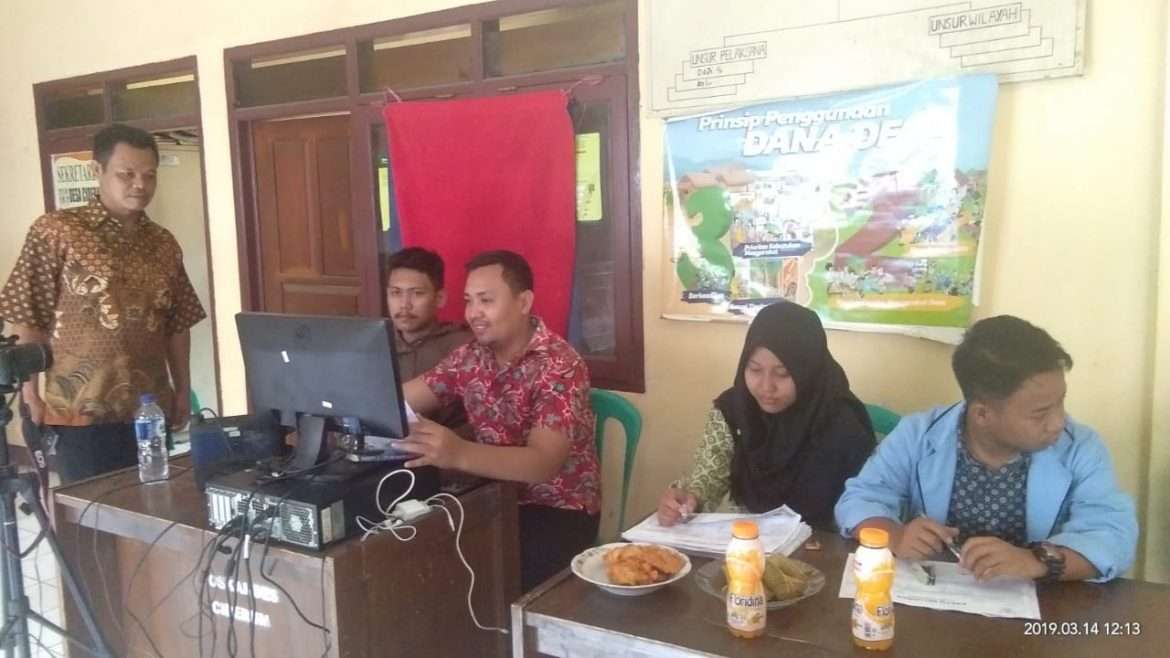 Warga Ciderum Rekam KTP-EL di Kantor Desa