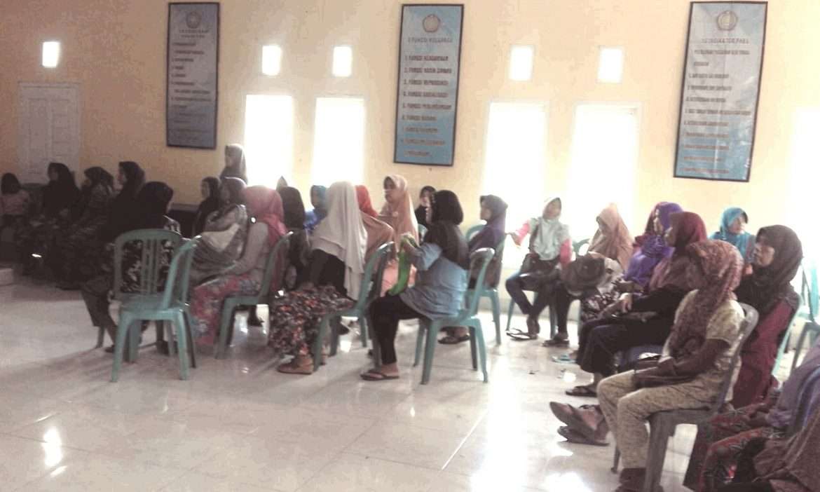 Ratusan Warga Penerima Bantuan BPNT Datangi Kantor Desa Waluran Mandiri