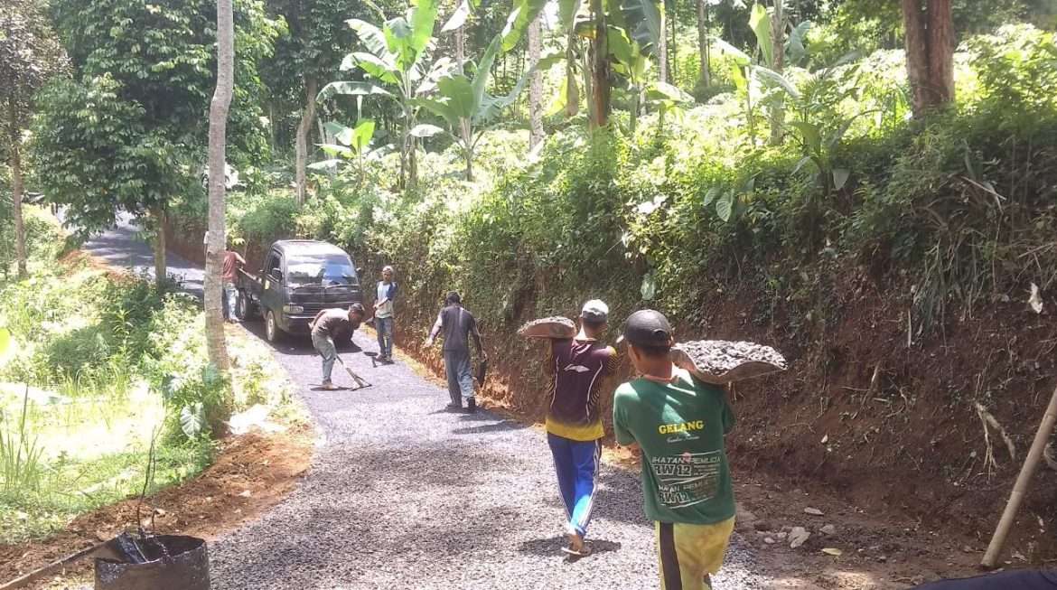 Realisasi DD, Pemdes Bojonggaling Aspal Jalan